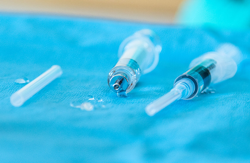Needle and syringe containing anesthetic
